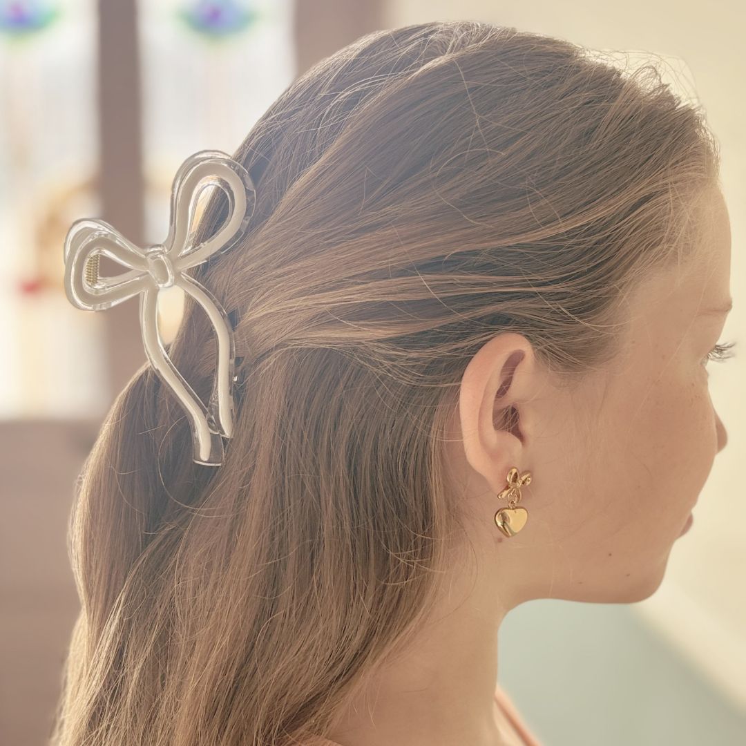 Woman with a hair clip in her hair and a blurred background