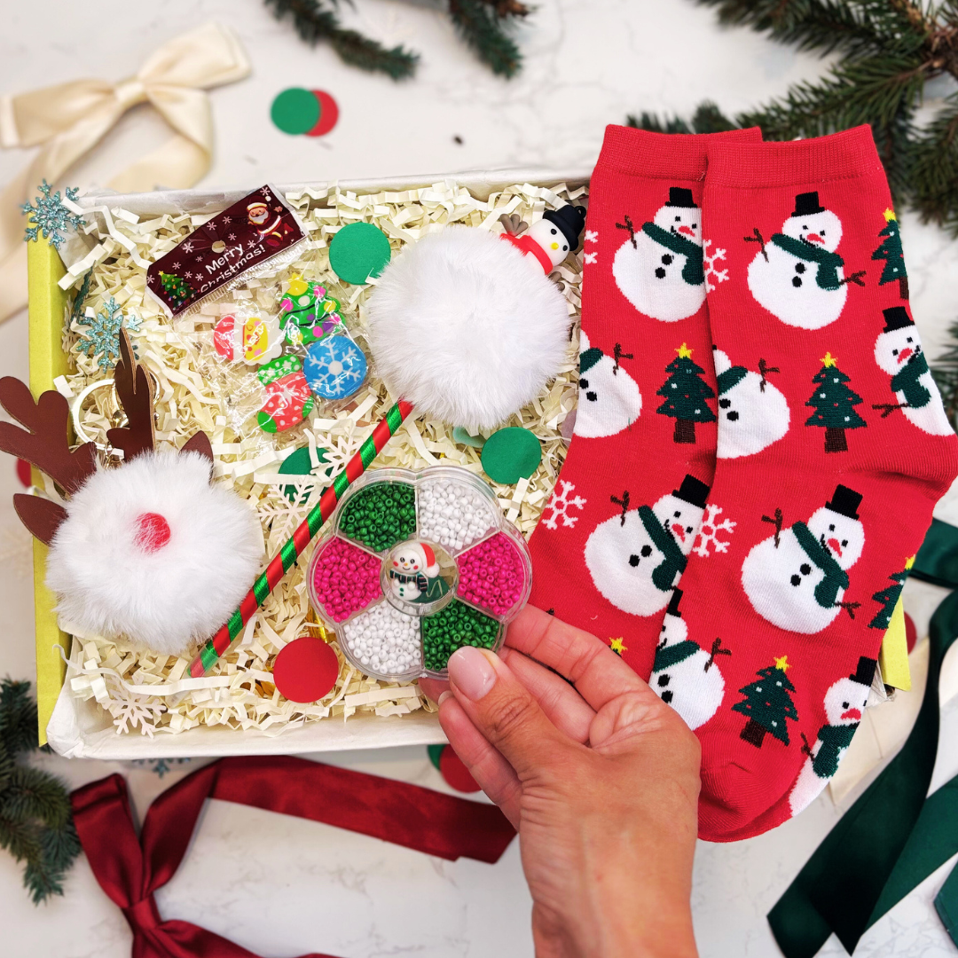 Kids &amp; Tween Christmas Craft Gift Box – Festive Socks, Snowman Pen, Crafts &amp; Reindeer Keyring