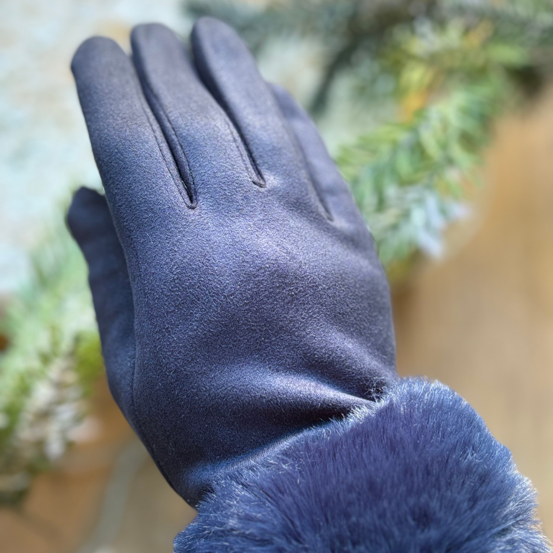 The Classic Christmas Gloves and Necklace Gift Box - LIMITED EDITION