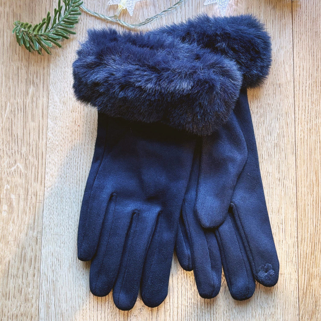 The Classic Christmas Gloves and Necklace Gift Box - LIMITED EDITION